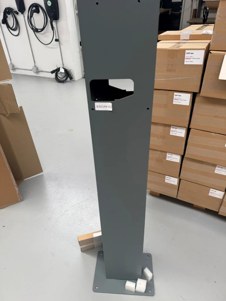 ABB ladestander med plads til to Terra Wallbox-opladere for optimal ladning