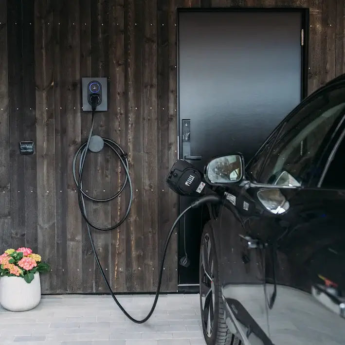 Elbil oplades med Type 2 ladekabel ved hjemmelader – sikker og praktisk installation i dansk carport